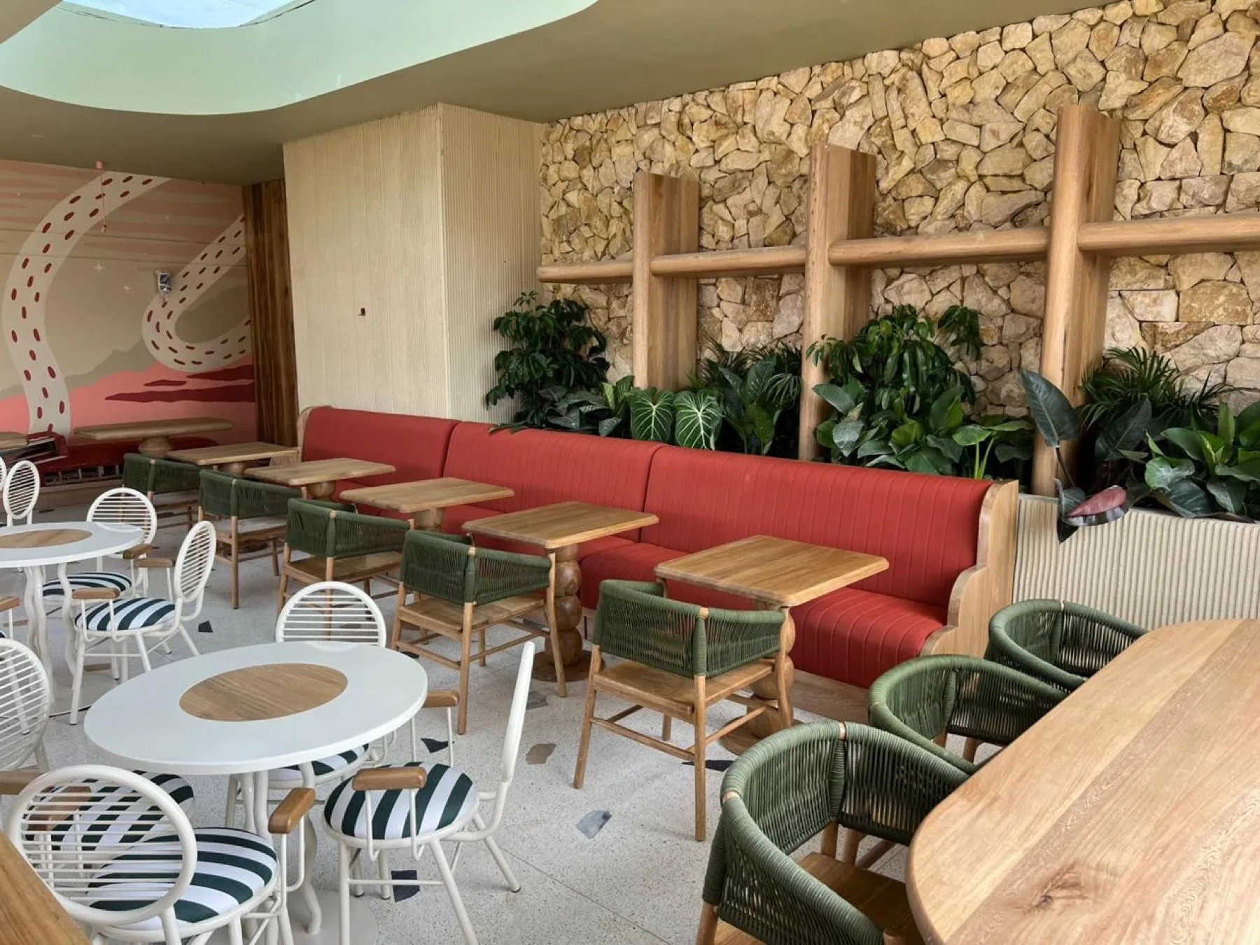 Fachada do Bready & Coffy / Distrito Radio Coffee Roasters no URBIT Social Lofts