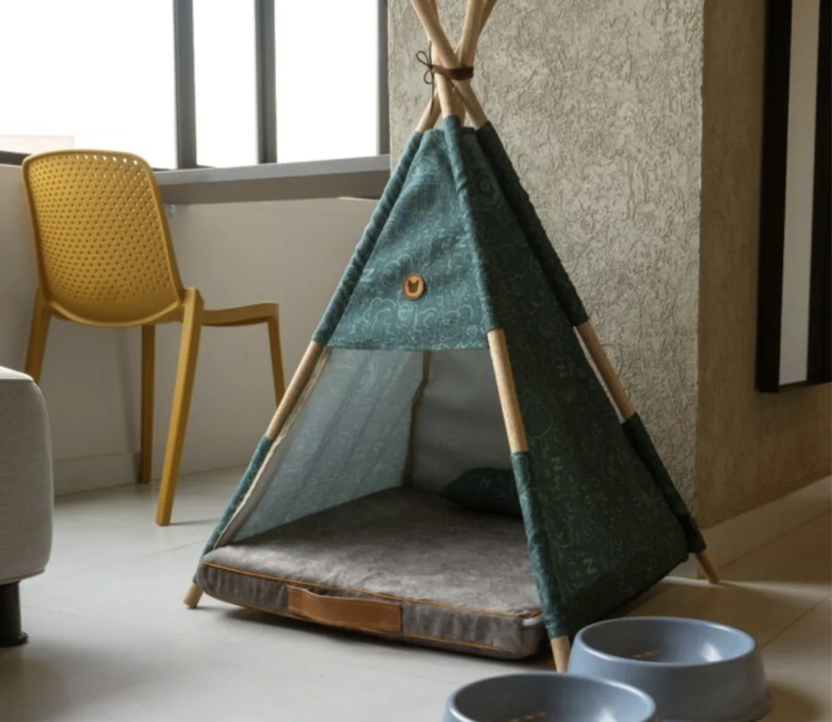 Caminha tipo tipi para pets em um quarto do URBIT Social Lofts, Laureles, Medellín