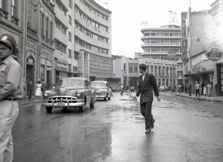 Rua do centro de Medellín em meados do século XX, em preto e branco