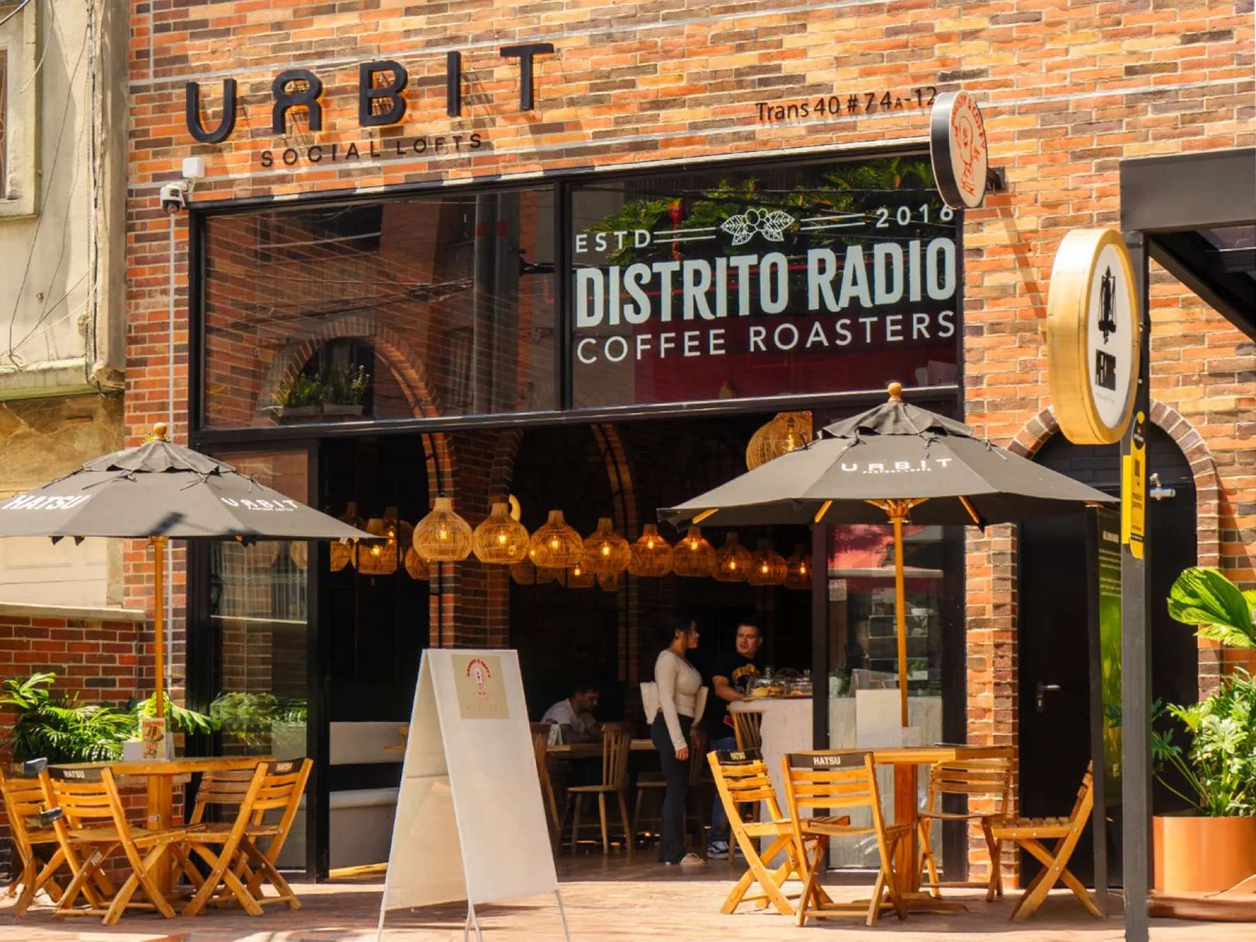 Fachada do Bready & Coffy / Distrito Radio Coffee Roasters no URBIT Social Lofts